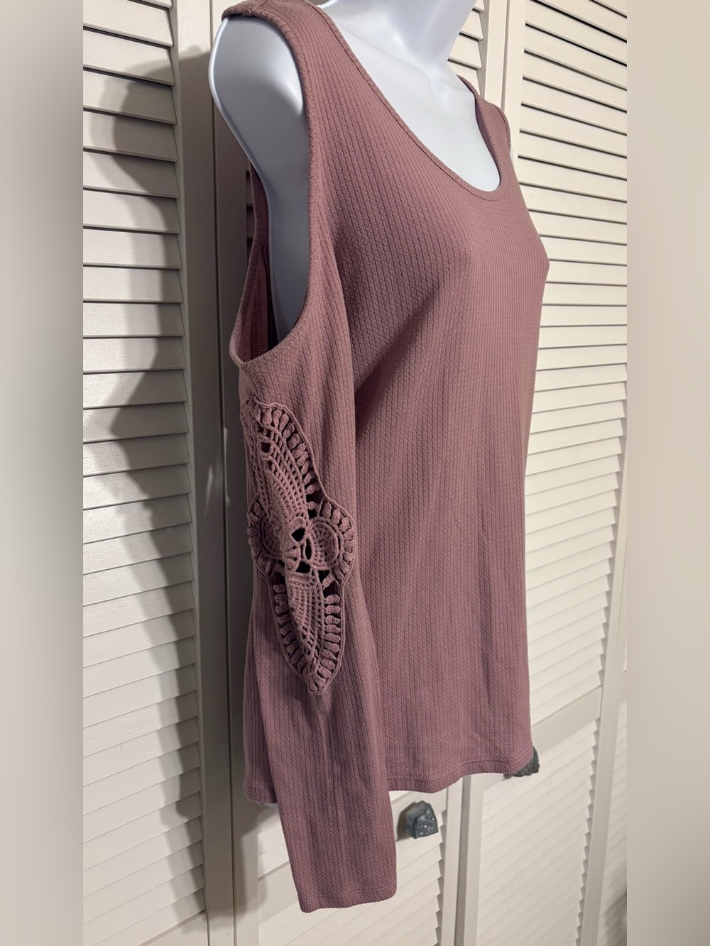Women's Dusty Rose Crochet-Sleeve Cold Shoulder Top